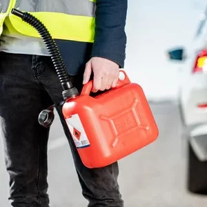 120345668-homme-avec-bidon-de-ravitaillement-au-bord-de-la-route-avec-sa-voiture-en-arrière-plan-vue-rapproché